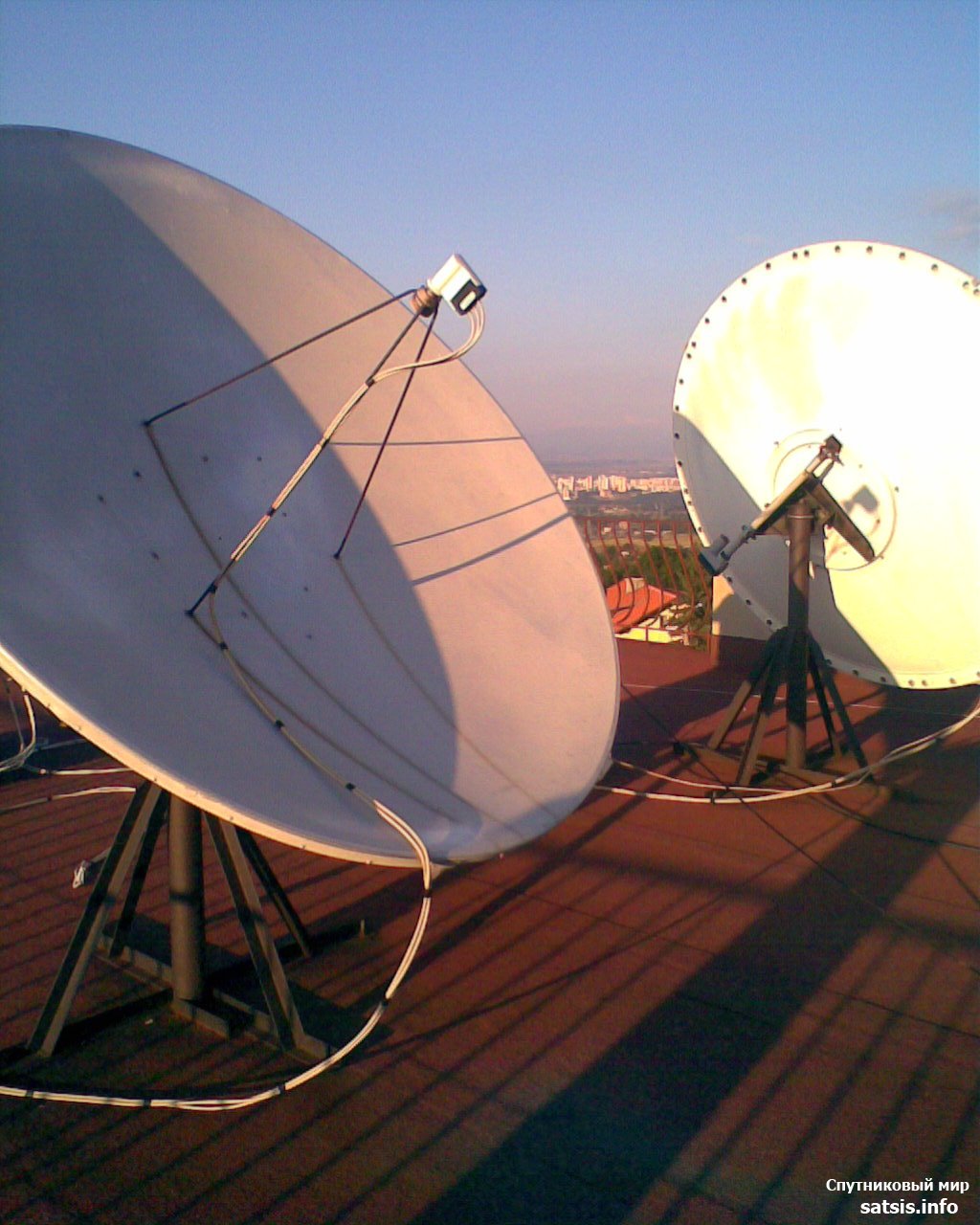 Новости спутникового телевидения на сегодня. Спутниковая тарелка Орион. Спутниковая тарелка Старлинк. Большая параболическая антенна. Огромная спутниковая тарелка.