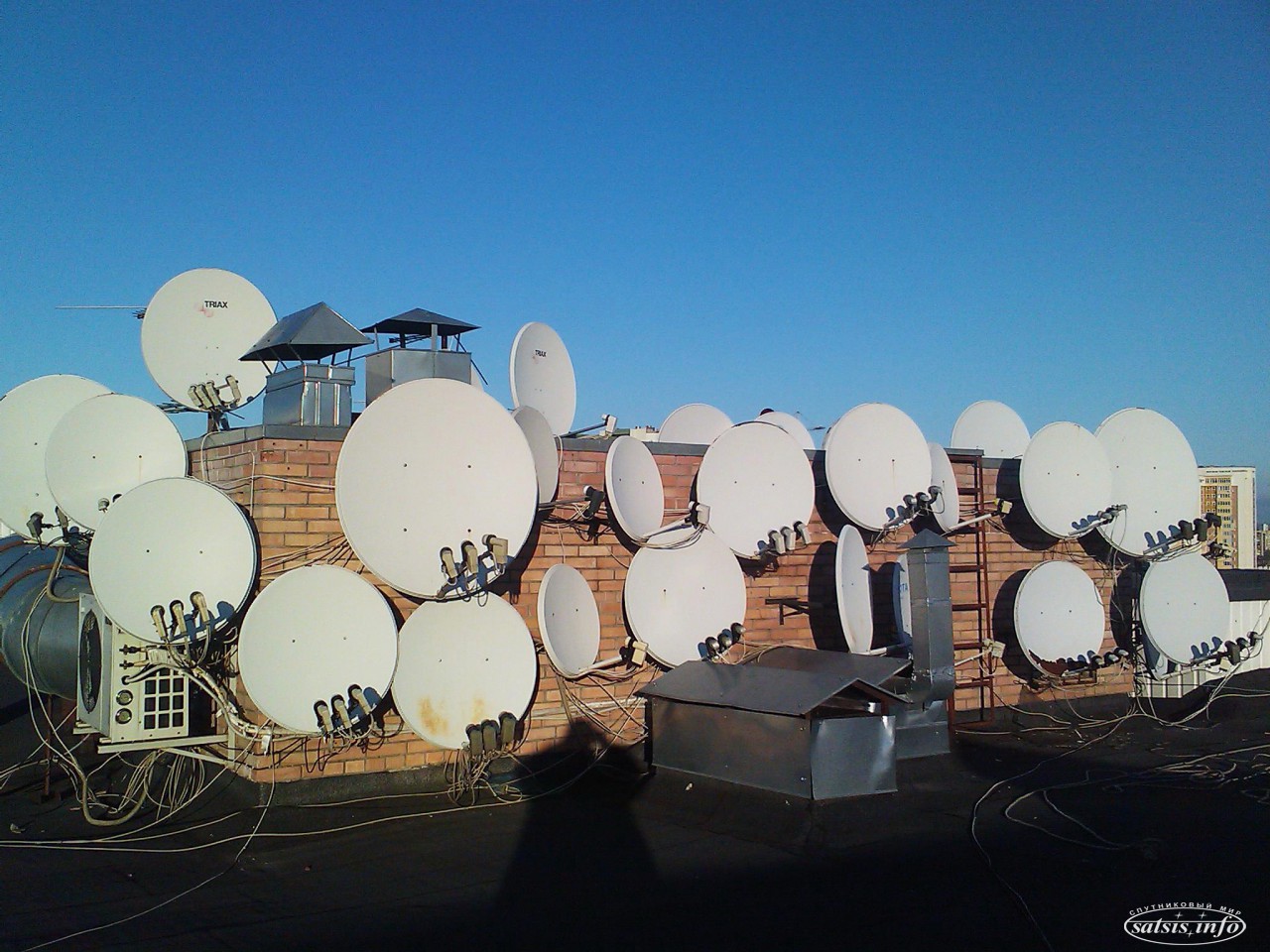 Новости спутникового телевидения на сегодня. Спутниковая тарелка. Спутниковая тарелка на доме. Много спутниковых тарелок. Спутниковая антенна на доме.