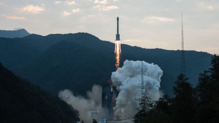 Китай запустил в космос новый телекоммуникационный спутник ChinaSat-18