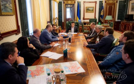 Президент України та медіагрупи дійшли згоди до 16 березня забезпечити запуск незакодованих супутникових версій головних українських телеканалів