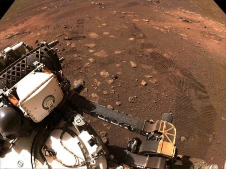 Марсоход Perseverance совершил первую поездку в режиме автономной навигации