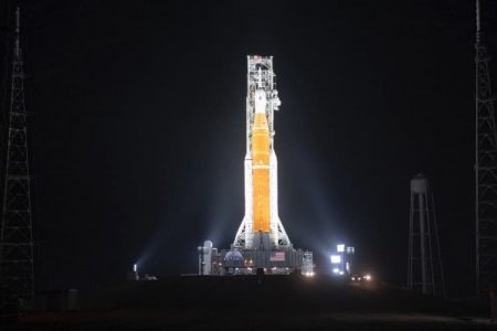 NASA установило тяжёлую «лунную» ракету SLS для финального теста
