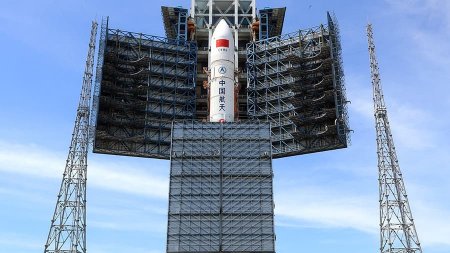 Грузовой космический корабль «Тяньчжоу-4» установлен на ракету-носитель «Чанчжэн-7»