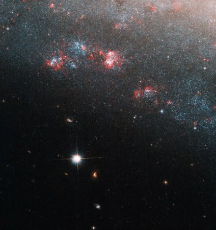 Телескоп «Хаббл» заглянул в таинственное «игольное ушко» карликовой спиральной галактики NGC 247