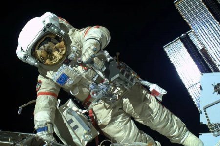 Космонавты РФ могут запустить рекордное число спутников во время выхода в открытый космос