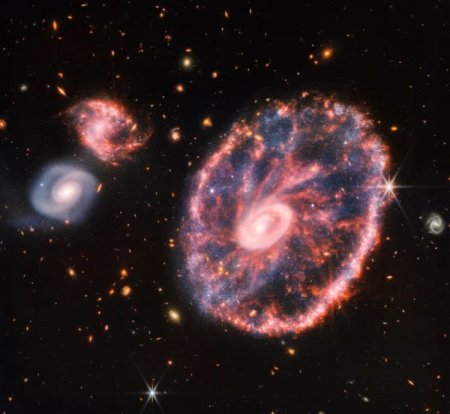 Космический телескоп «Джеймс Уэбб» запечатлел галактику «Колесо Телеги» в созвездии Скульптора