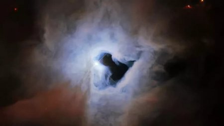 «Хаббл» заглянул в загадочную «замочную скважину» туманности NGC 1999