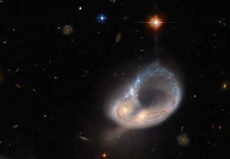 «Хаббл» запечатлел слияние пары галактик в созвездии Эридан