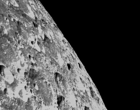 Корабль Orion прислал фотографии Луны с близкой дистанции