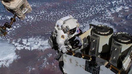 Американские астронавты развернули на МКС четвертую солнечную батарею
