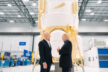 Джефф Безос показал NASA макет корабля Blue Moon, который доставит людей на Луну