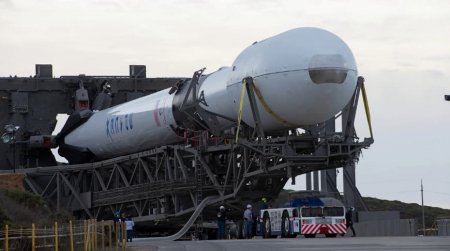 Falcon 9 стартовала во Флориде с пилотируемым кораблем Dragon с туристами на МКС