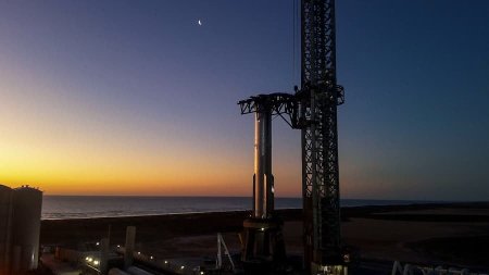 Первая ступень ракеты Super Heavy доставлена на стартовую площадку космодрома Starbase